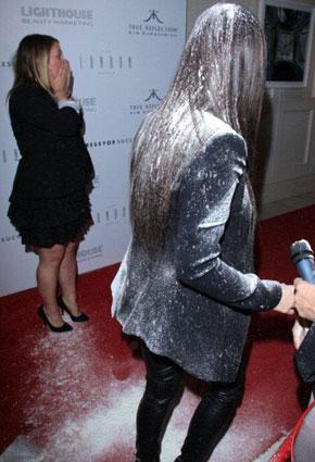 كيم ترمى ببودرة بيضاء ... على السجادة الحمراء